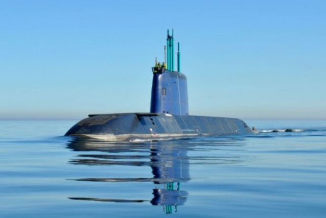 Israeli submarine crosses Suez  Canal threatening Iran