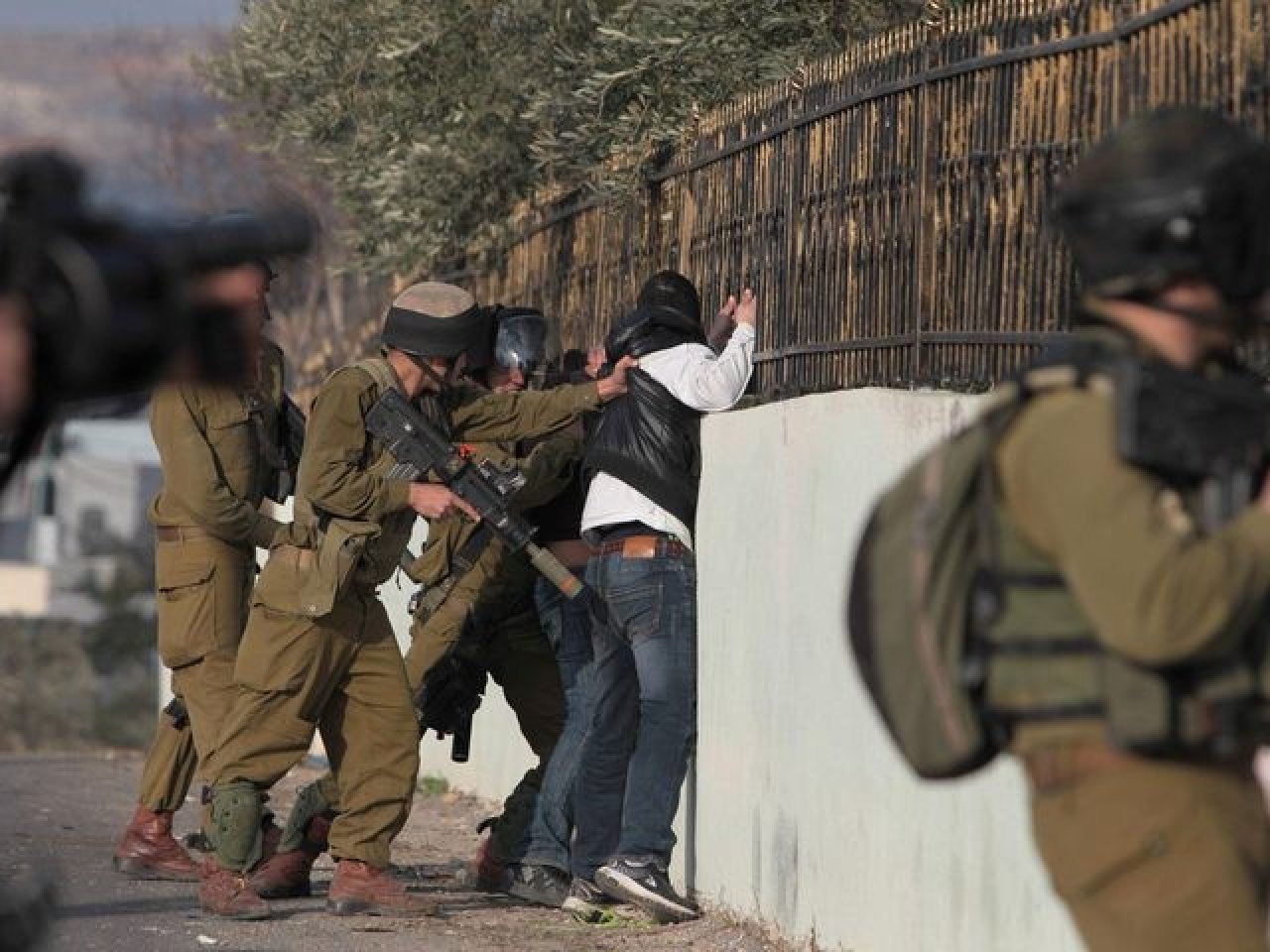 Palestinian worker dies after inhaling teargas thrown by IOF