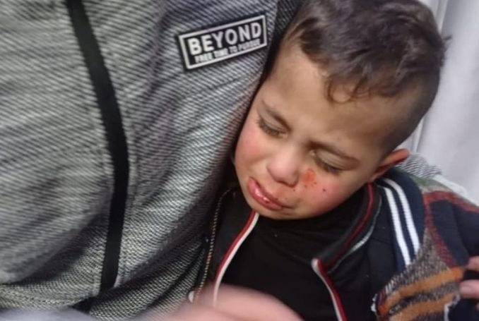 Israeli settlers attack Palestinian car near Ramallah, injure 3-year-old child