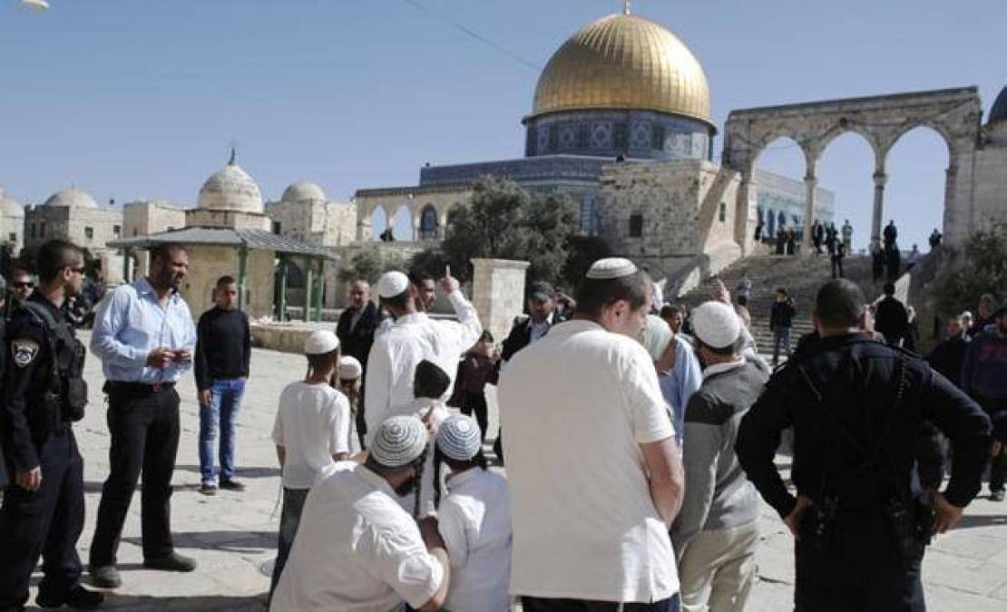 Over 200 settlers, dozens of soldiers stormed Al Aqsa mosque last week