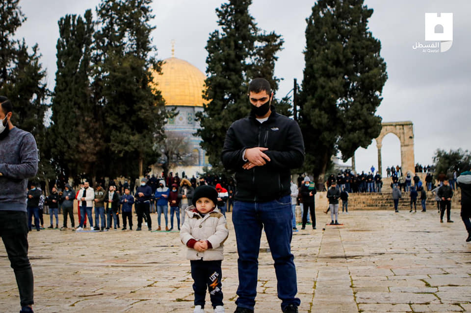 Video & Pictures| Thousands of worshipers Flock to Al Aqsa mosque despite Israeli restrictions and freezing weather