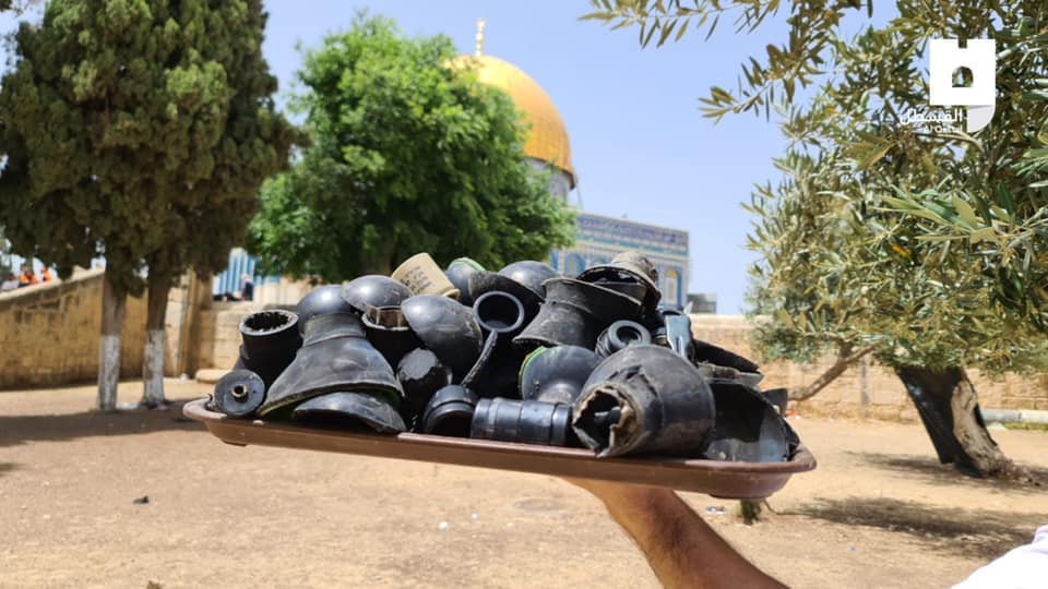 Al Qassam gives 'Israel' 2 hours to release trapped worshipers at Al Aqsa mosque