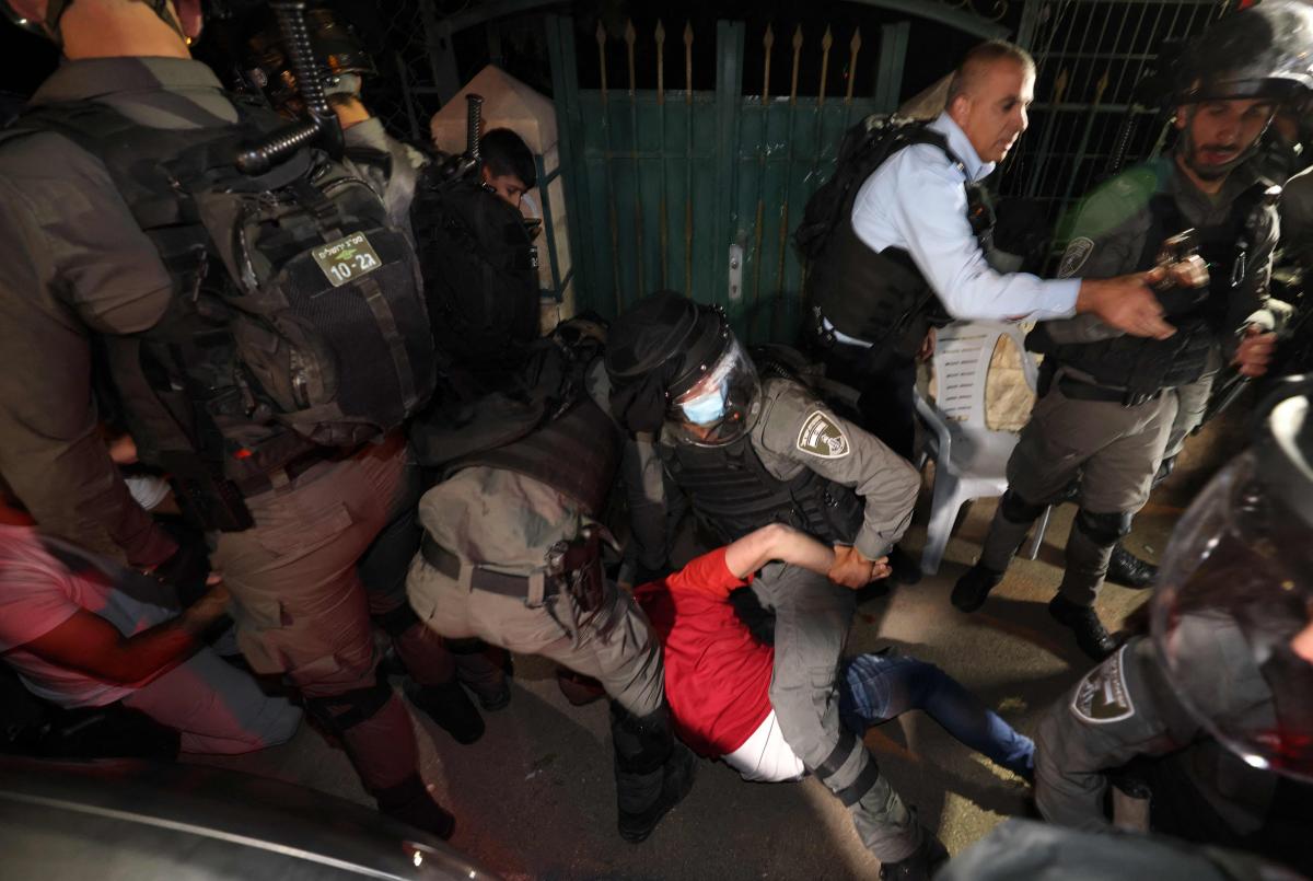 Israeli forces close Sheikh Jarrah claiming ramming operation took place