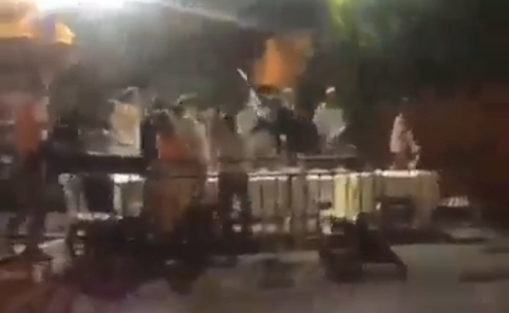 BREAKING| Israeli settlers attack Sheikh Jarrah neighborhood under police protection