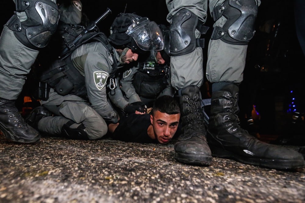 Israeli forces arrest 17 Palestinians, allow settlers raid into Al Aqsa