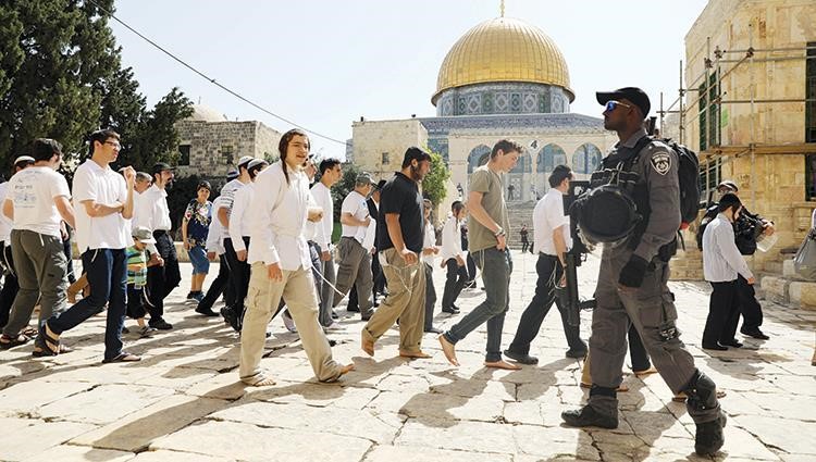 Israeli calls for massive settlers raid into Al Aqsa mosque on Muslims' holidays