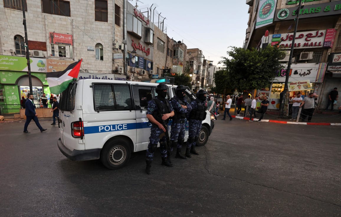 PA forces arrest, brutally assault Palestinians participating in anti-corruption protest