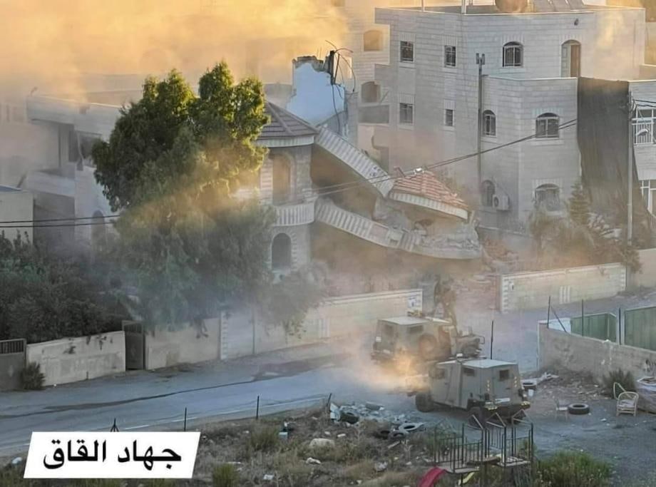 Video| 'Israel' blows up Palestinian prisoner house north of Ramallah