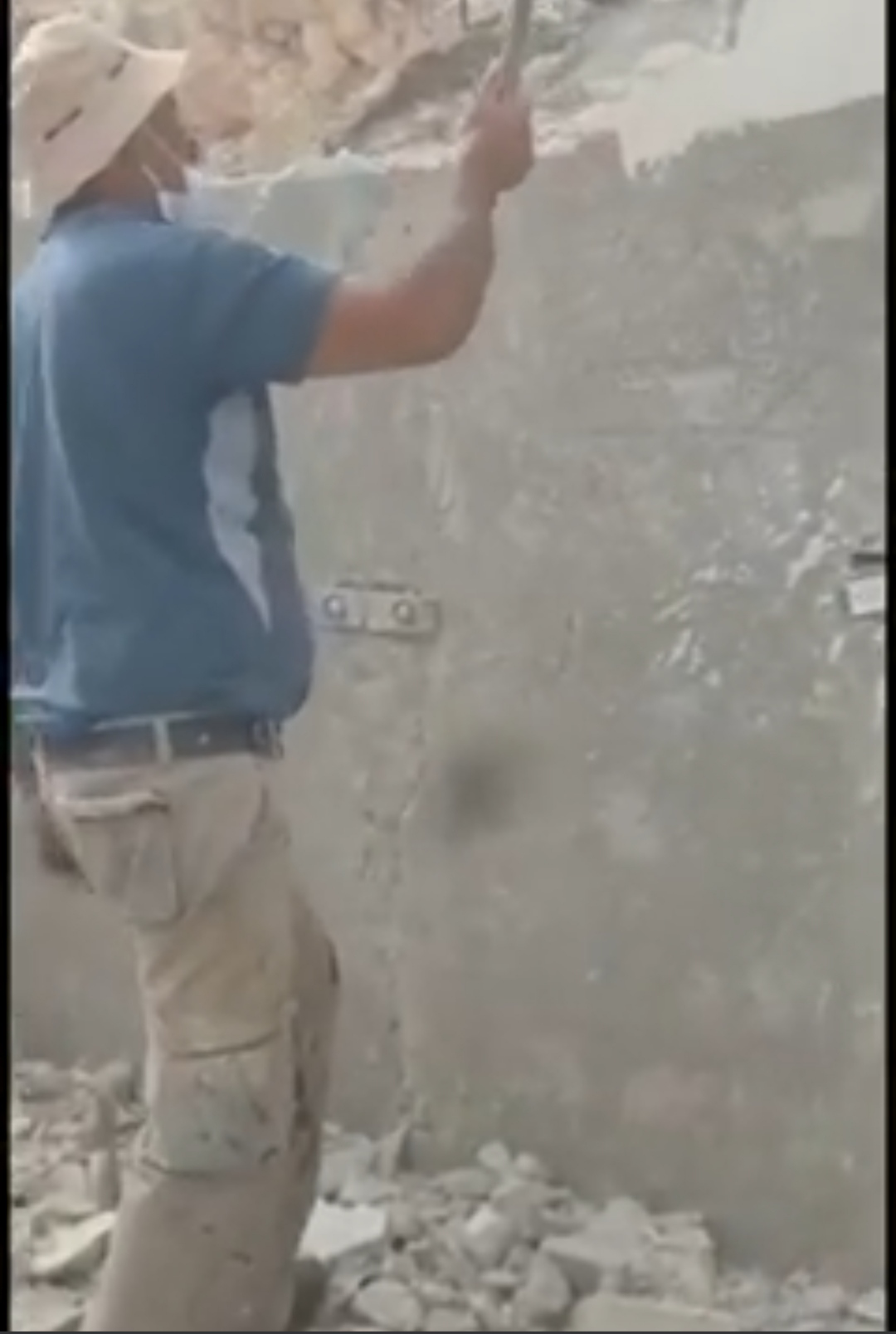 Video| 'Israel' forces Palestinian family to self-demolish house in occupied Jerusalem