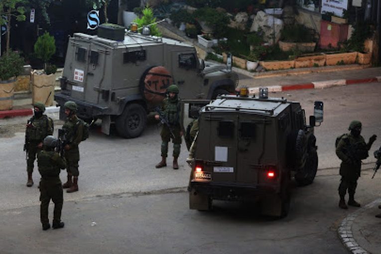 Video| Israeli forces injure two Palestinians in Tubas