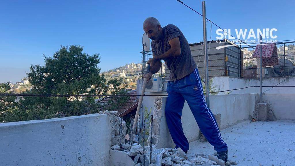 Pictures & Video| ‘Israel’ forces Palestinian family to self-demolish home in Jerusalem