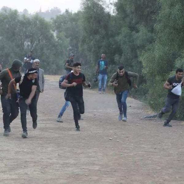 Pictures| Israeli forces chase, assault Palestinian workers on Dhahiriya crossing