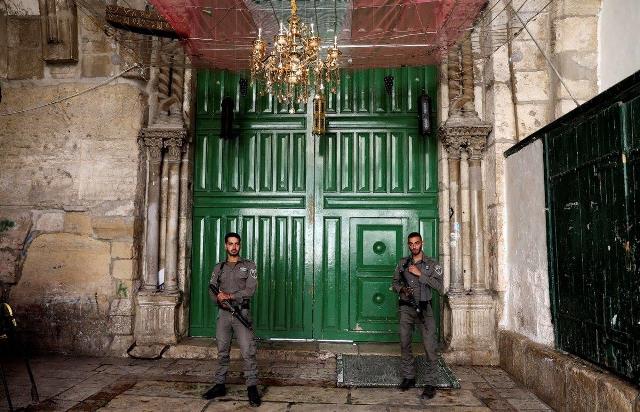 BREAKING| Israeli forces shoot at young man at gate of Al Aqsa mosque