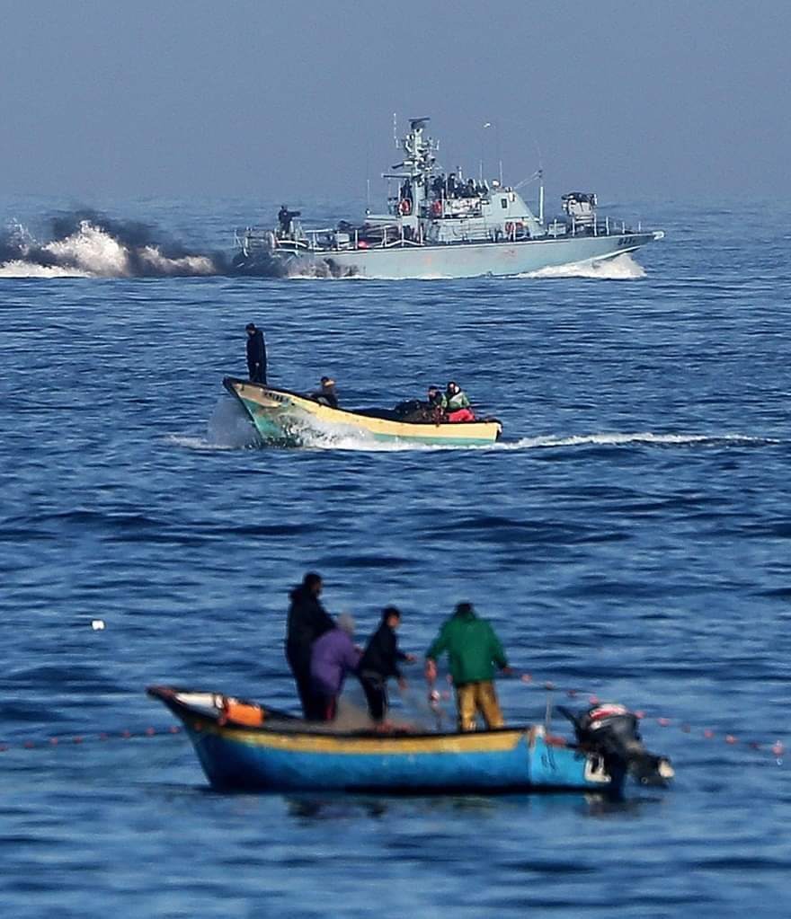 Israeli naval forces open fire at fishermen in Gaza, injuring one