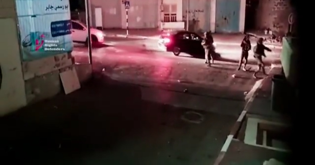 Video| Extremist Israeli settlers attack Palestinian families and houses in Hebron at midnight