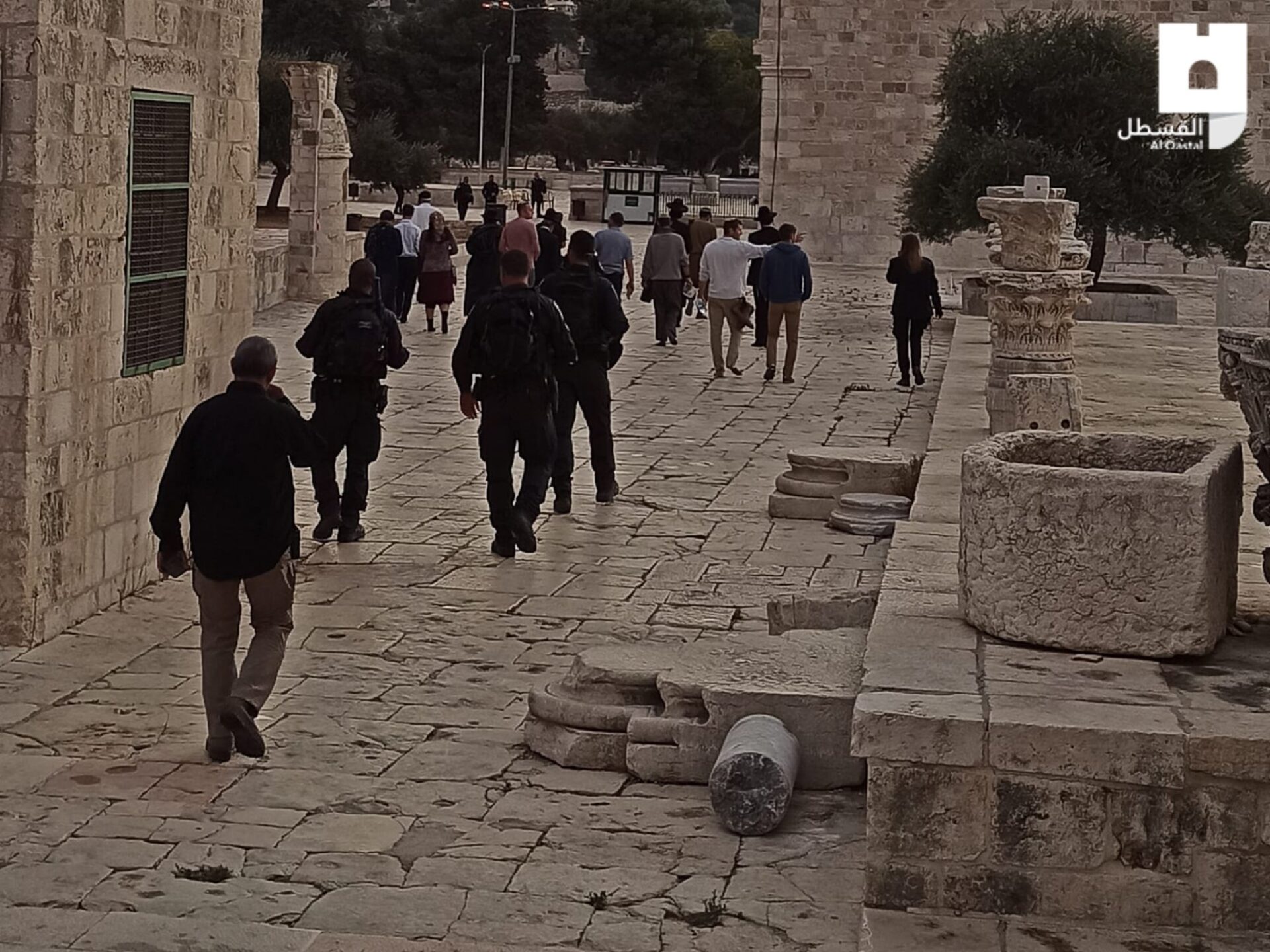 While provoking Palestinians, Israeli settlers break into Al-Aqsa Mosque