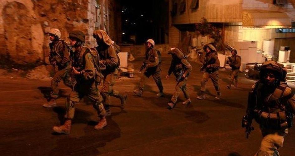 Video| Israeli forces raid Palestinian houses in Qalandia, injure two, arrest five