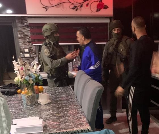 Video| Israeli forces violently raid Jerusalem Governor house, assault him and family members