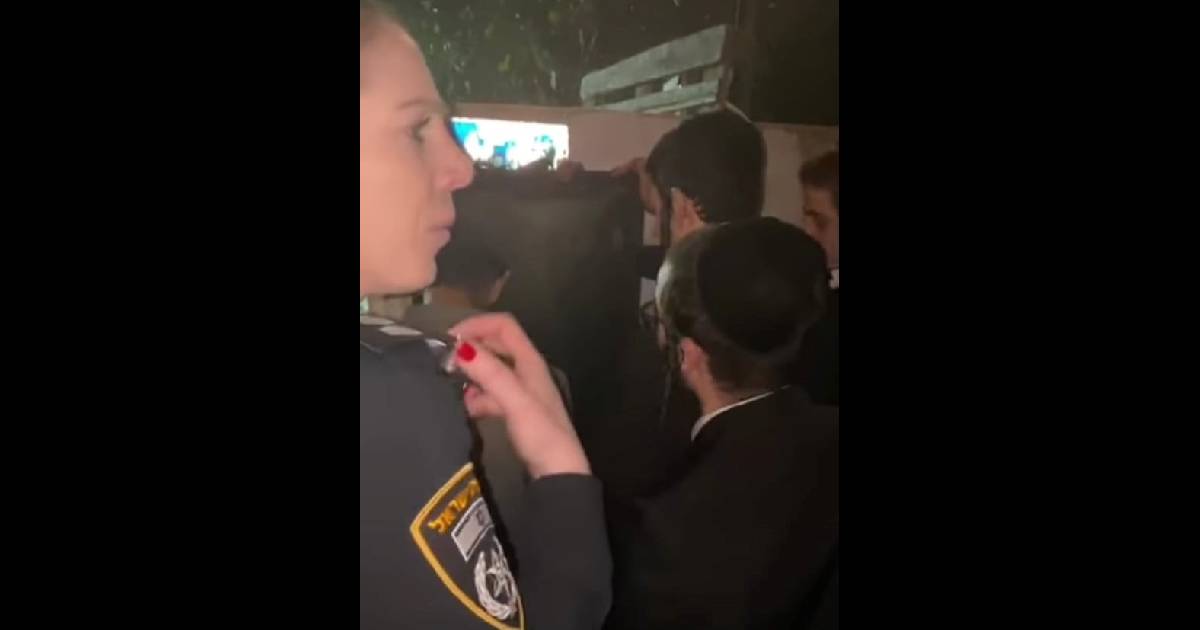 Breaking| Israeli settlers attack Sheikh Jarrah residents to place Hanukkah menorah