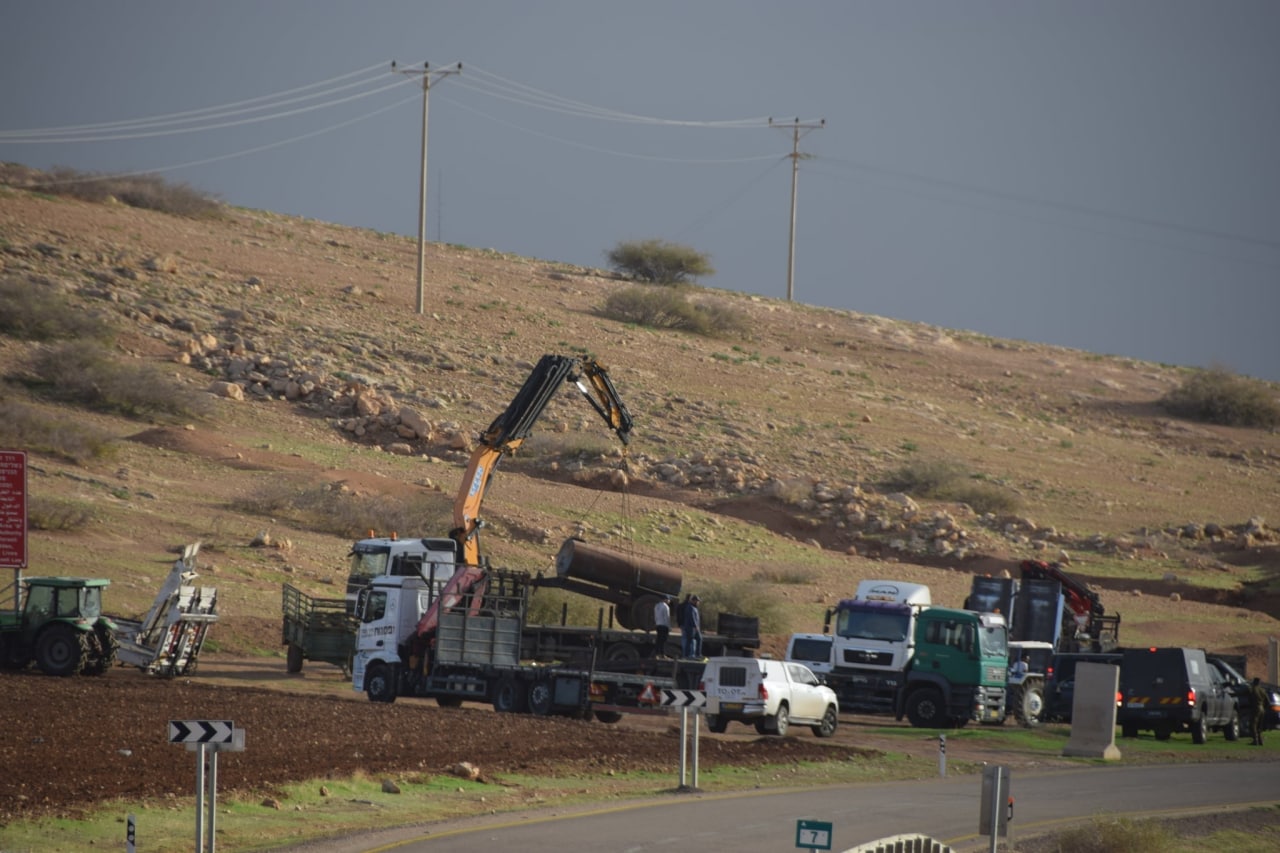 'Israel' seizes Palestinian tractors, water tankers from Khirbet al-Ras al-Ahmar