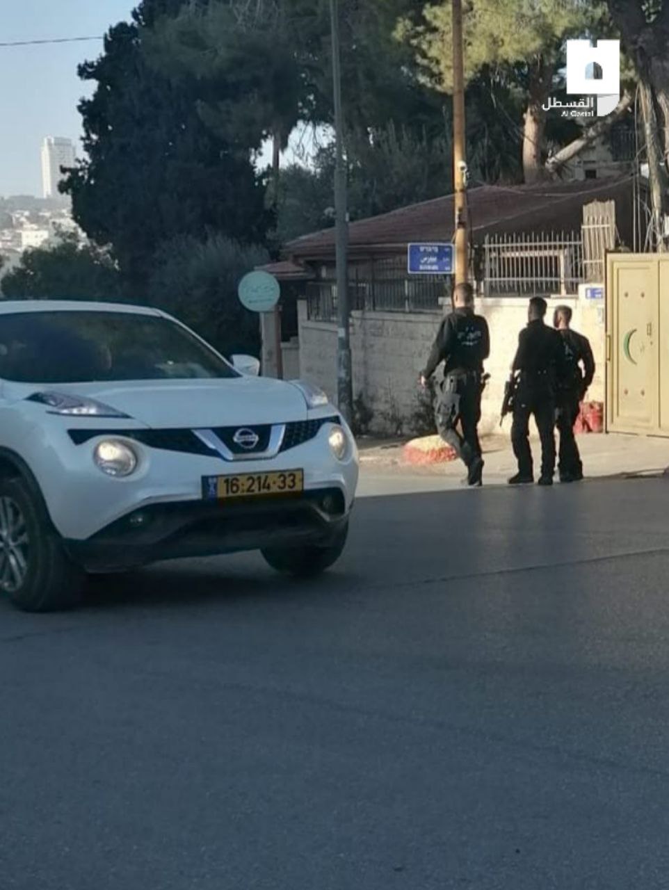 Israeli forces close roads leading to Sheikh Jarrah neighborhood in Jerusalem, arrest over 5 Palestinians