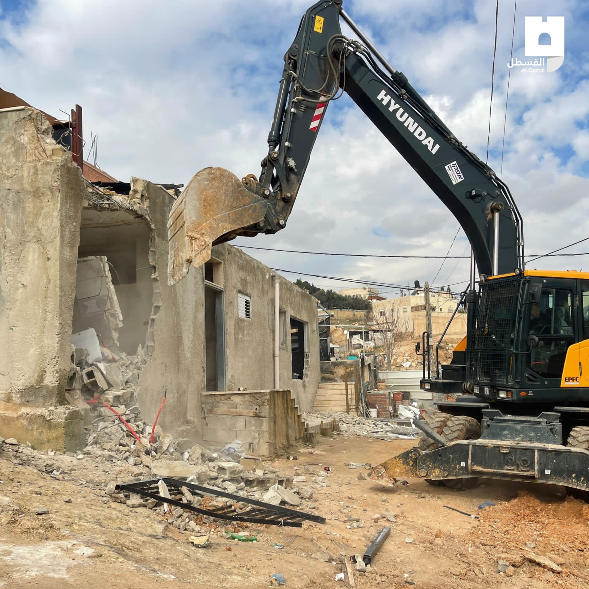 'Israel' forces two Palestinian brothers to self-demolish their houses in Jerusalem