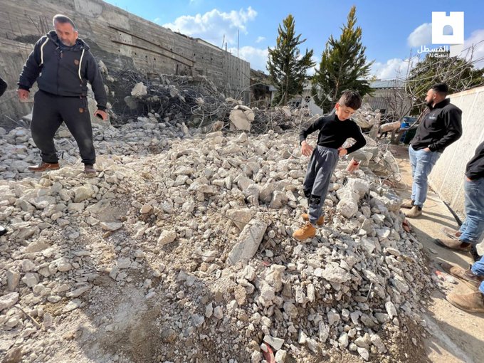 ‘Israel’ forces Palestinian family to self-demolish two apartments in occupied Jerusalem
