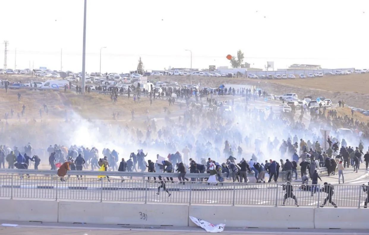 Israeli forces violently attack, arrest Palestinians protesting against Israel's demolition work in Al-Naqab