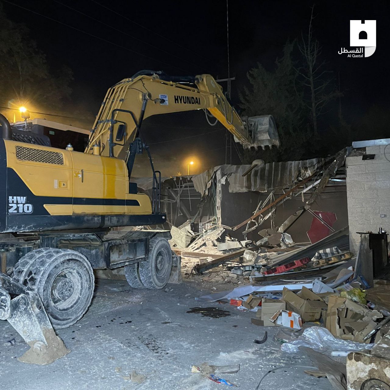 Pictures| 'Israel' forces Jerusalemite to self-demolish his three commercial stores