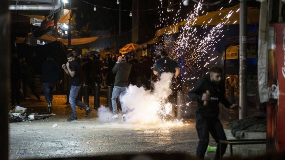 Israeli settlers, backed by forces, attack Sheikh Jarrah’s residents