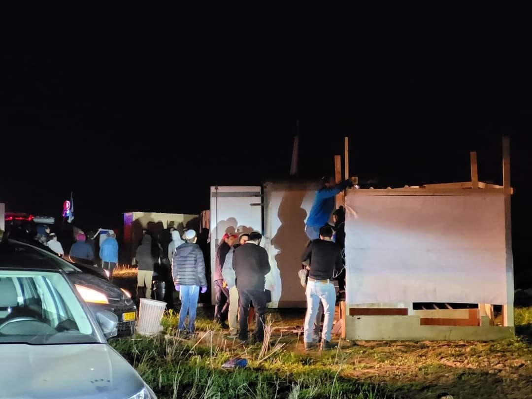 Israeli settlers, backed by forces, install caravans on Palestinian lands in Al-Naqab