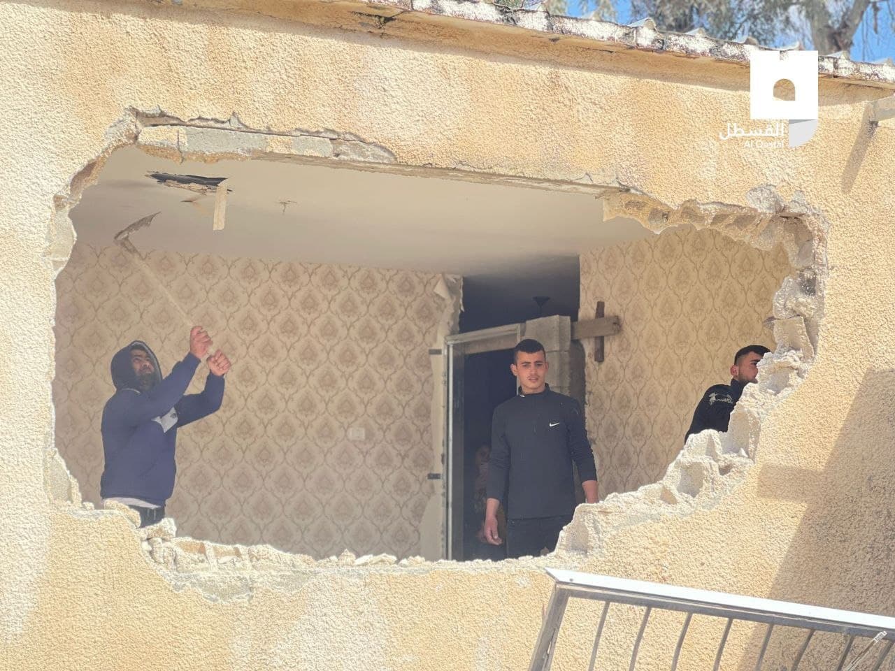'Israel' forces 7-member Jerusalemite family to self-demolish house