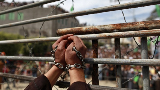 Palestinian detainees in Israeli prisons protest against repressive measures