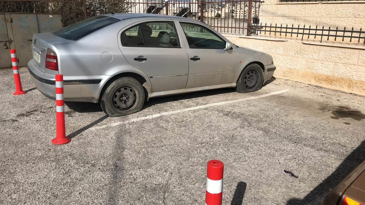 Israeli colonial settlers vandalize Palestinian-owned vehicles in Ramallah