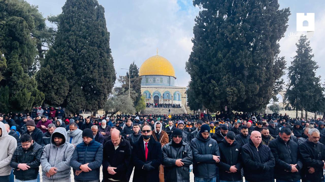 30,000 Palestinians perform Friday prayer at Al-Aqsa in Occupied Jerusalem