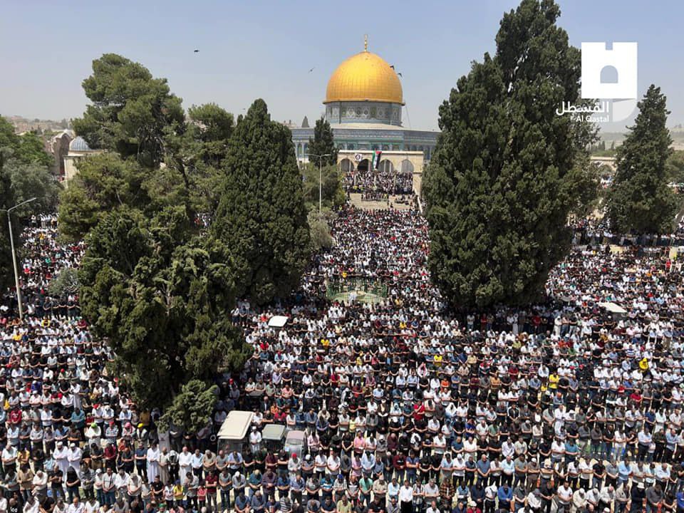 PICTURES| 160,000 Palestinians perform last Friday prayer of Ramadan at Jerusalem’s Al-Aqsa
