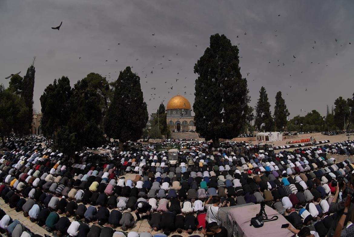 Pictures| 80,000 worshipers perform prays at Al-Aqsa mosque on Ramadan’s 1st Friday