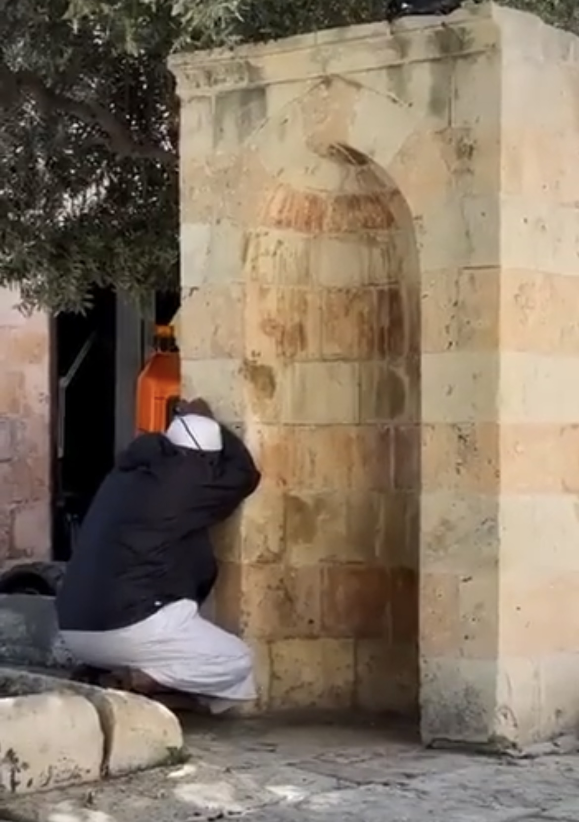 Video| Foreign ‏bursts into tears after witnessing Israel’s assault against Al-Aqsa