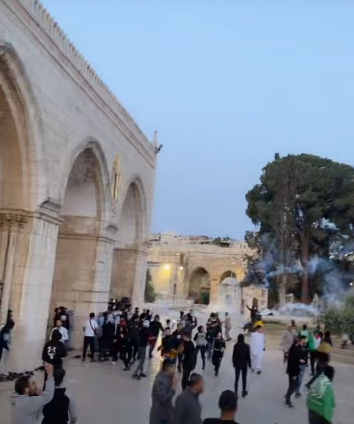 Israeli forces attack Muslim worshipers marking 27th night of Ramadan in Al-Aqsa