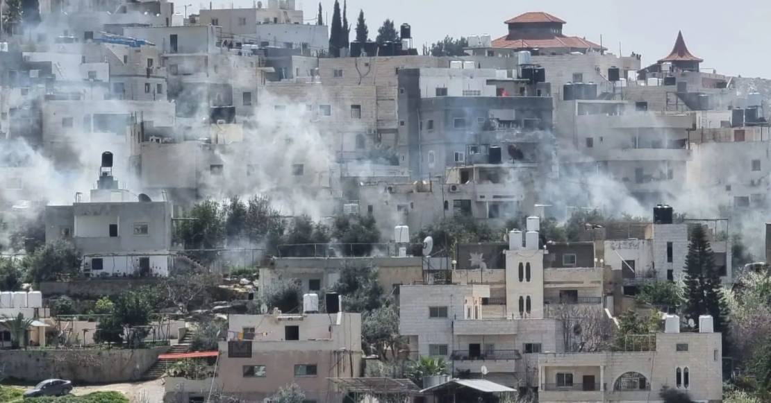 Palestinian youths confront Israeli forces as they break into house of martyr Jaafra