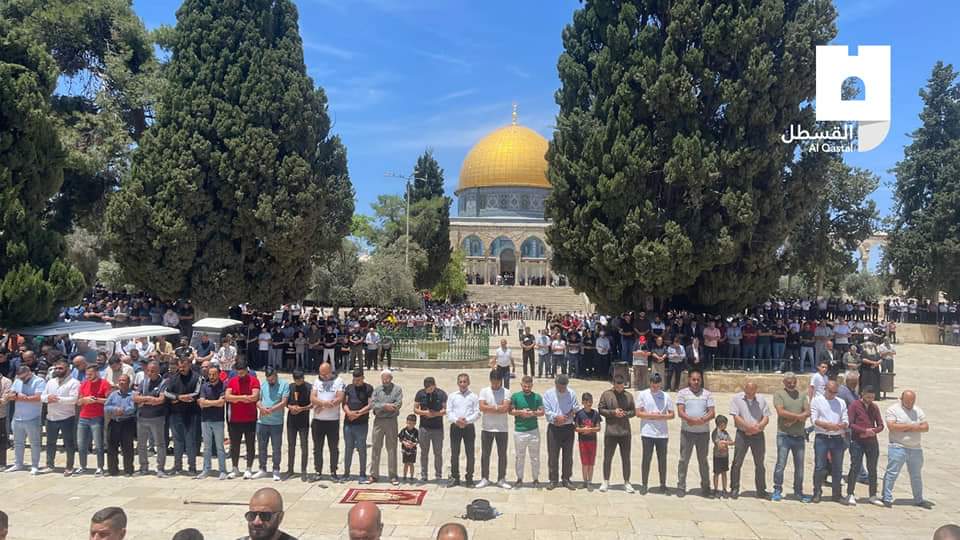 30,000 Palestinians perform Friday prayer at Jerusalem’s Al-Aqsa Mosque