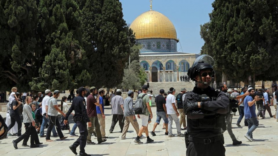 Coinciding with so-called Lag B'Omer Jewish celebrations, extremist settler groups break into al-Aqsa Mosque
