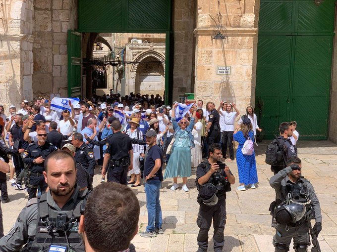 Colonial settlers raise Israeli flag in Al-Aqsa Mosque ahead of far-right “Flag March”