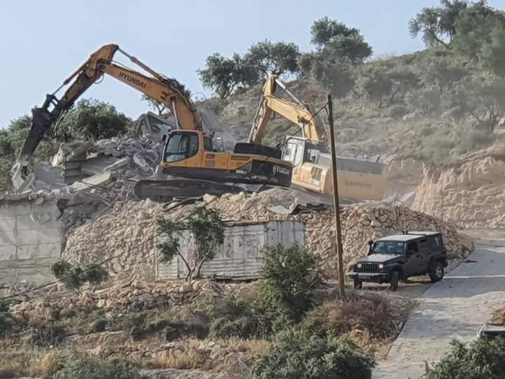 IOF demolishes two homes, injures dozens of Palestinians in Nablus