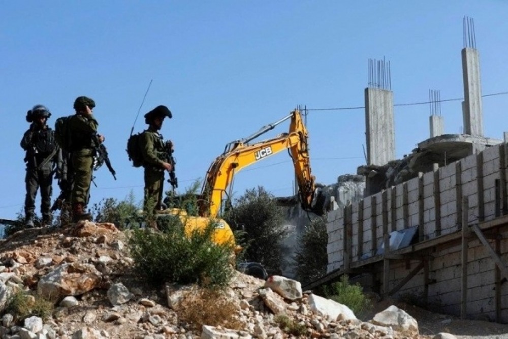 ‘Israel’ demolishes Tagammu Al-Ramadin Mosque in Qalqilya