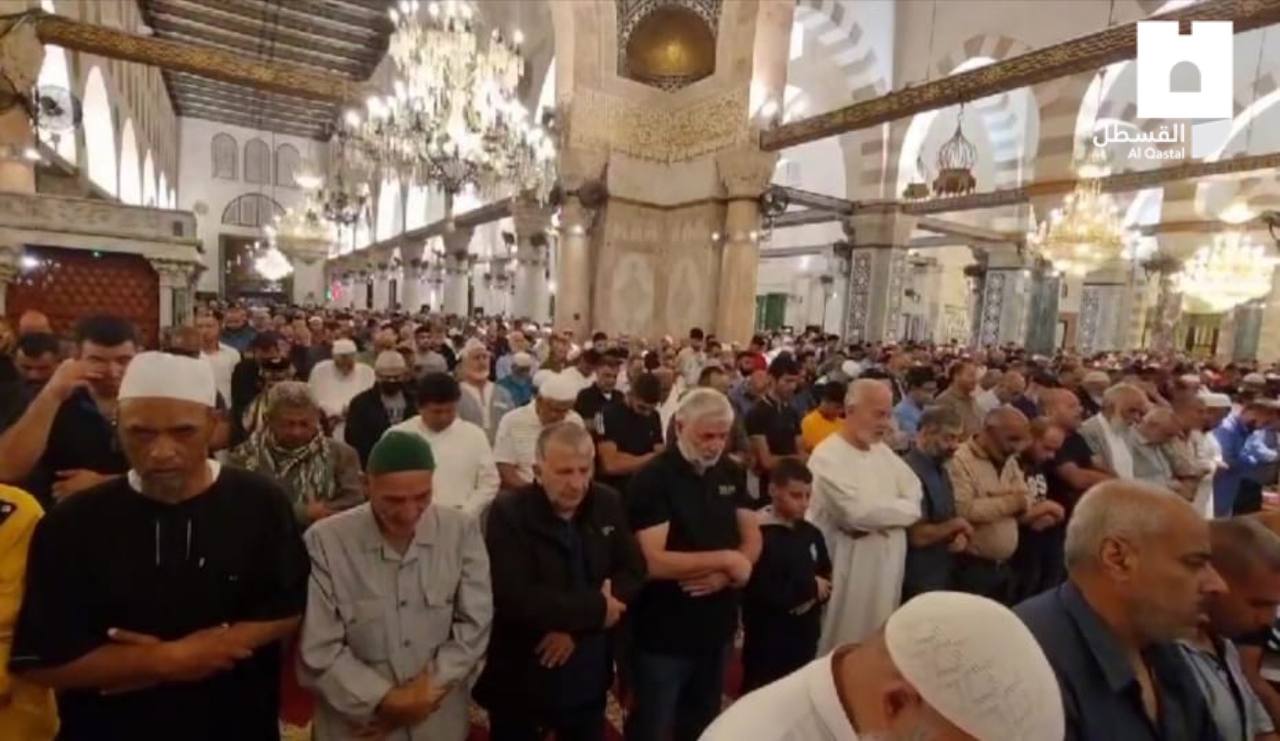 IN PICTURES| Thousands of Palestinians attend Al-Fajr prayer at Jerusalem’s Al-Aqsa Mosque