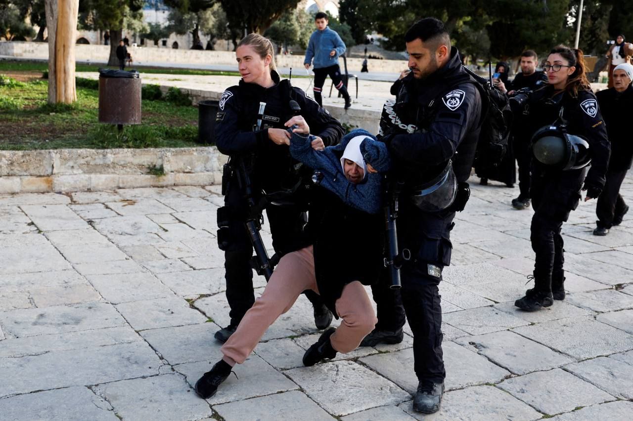 Israeli forces brutally assault, expel Palestinian worshipers from Jerusalem’s Al-Aqsa Mosque