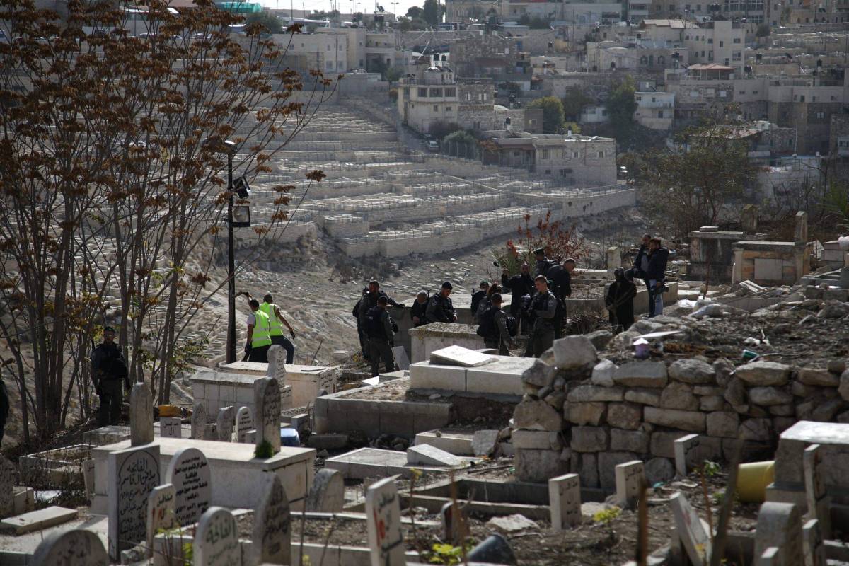 Israeli settlers jump, dance on Muslim graves in occupied Jerusalem
