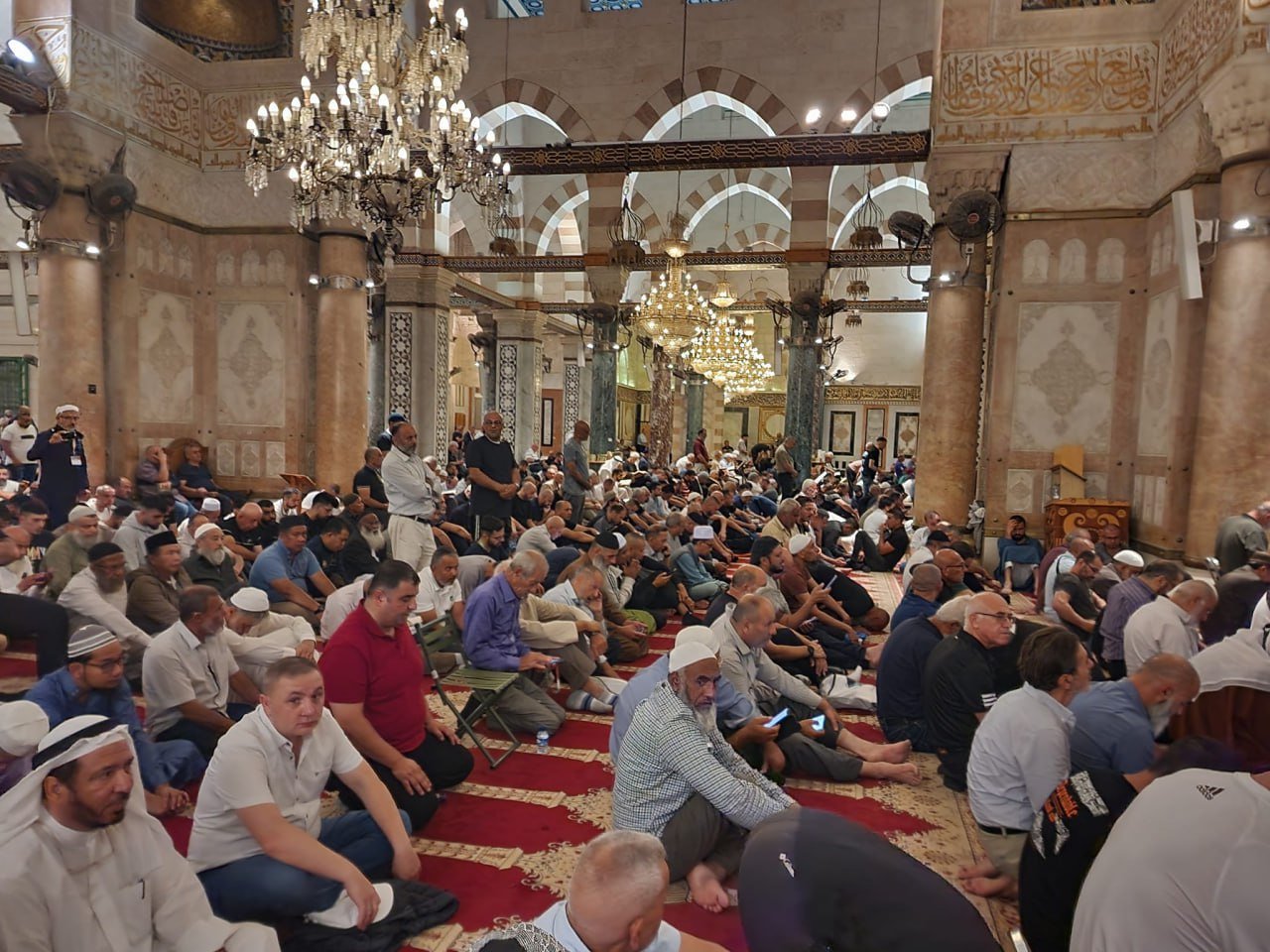 In Pictures: Great number of Palestinians attend Al-Fajr prayer at Jerusalem’s Al-Aqsa Mosque