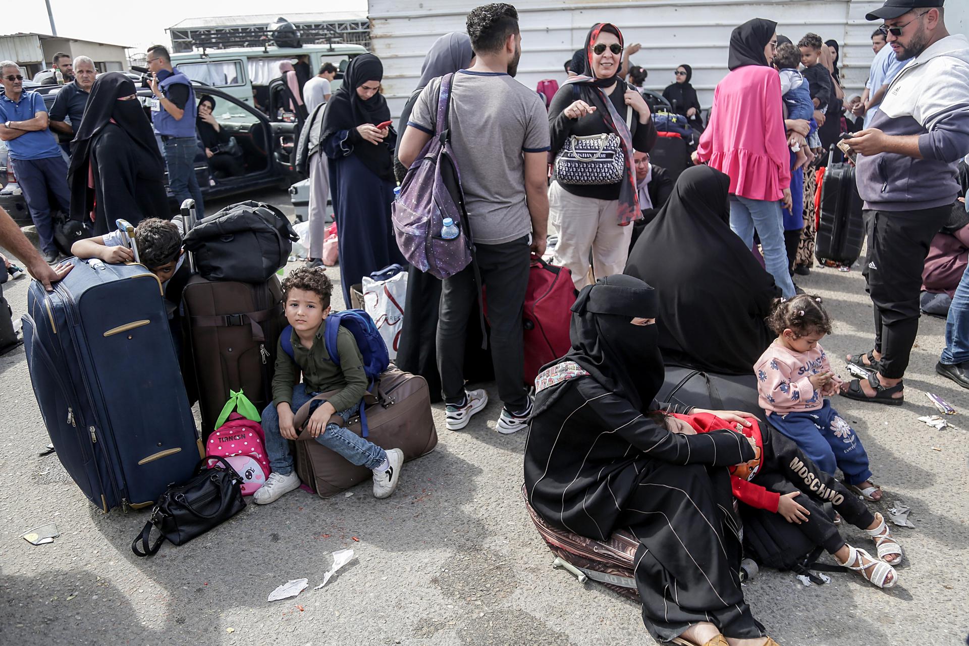 Desperate Gazans use crowdsourcing to bribe their way into Egypt